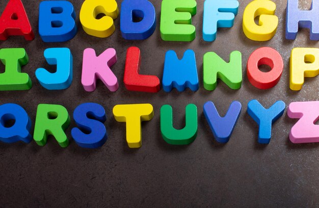 Photo lettres de l'alphabet en bois ab et c pour le concept d'apprentissage