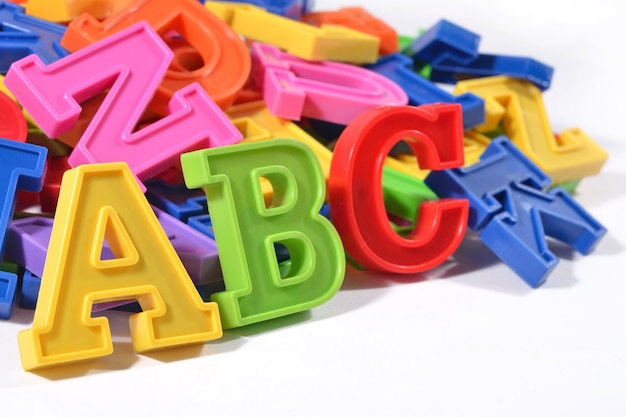 Lettres de l'alphabet de couleur plastique ABC sur fond blanc