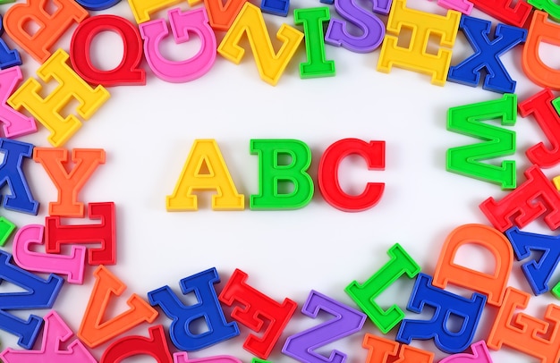 Lettres de l'alphabet de couleur plastique ABC sur fond blanc