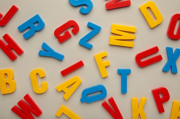 Lettres de l'alphabet en plastique magnétique sur fond gris