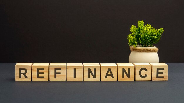 Lettres de l'alphabet de refinancer sur fond noir de cubes en bois