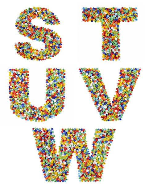 Lettres de l'alphabet S à W faites de perles de verre colorées sur fond blanc