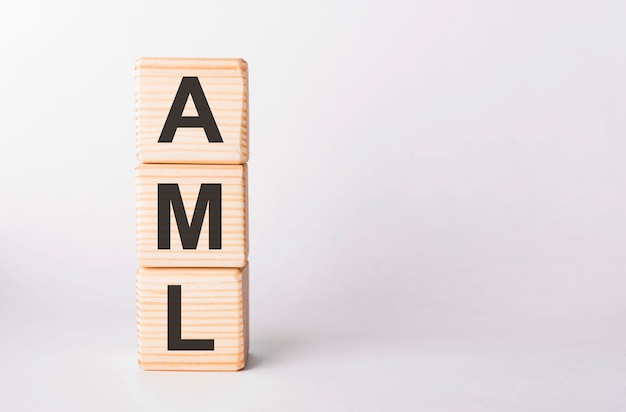 Lettres AML de blocs de bois en forme de pilier sur blanc