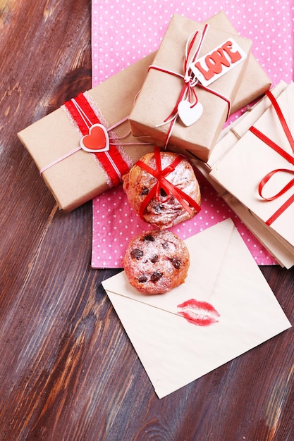 Lettres d'amour avec café et biscuits sur fond de bois