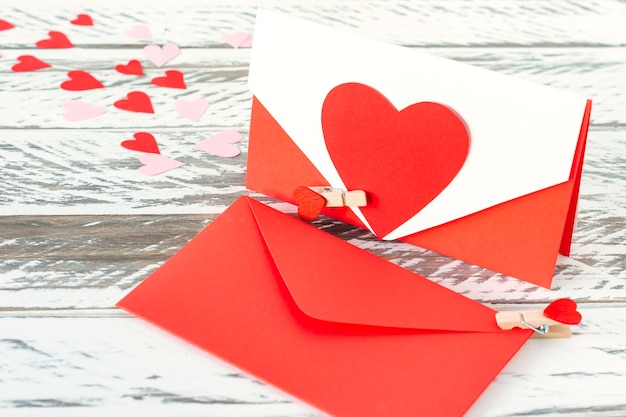 Photo lettres d'amour avec coeur en papier sur fond en bois. carte de voeux festive pour la saint-valentin.