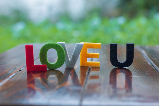 Lettres d&#39;amour sur le plancher en bois