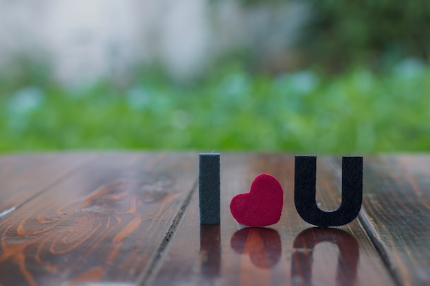 Photo lettres d'amour sur le plancher en bois