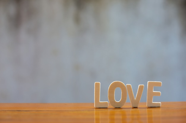 Lettres d&#39;amour sur le plancher en bois