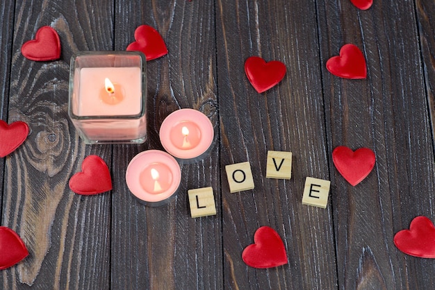 Lettres d'amour sur la table Bougie d'amour de coeur avec fond de bannière de papier peint de carte postale