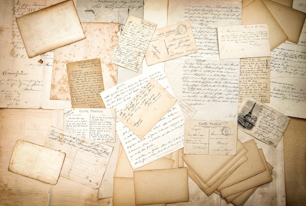 Lettres anciennes, écritures manuscrites et cartes postales anciennes. fond sentimental nostalgique avec vignette