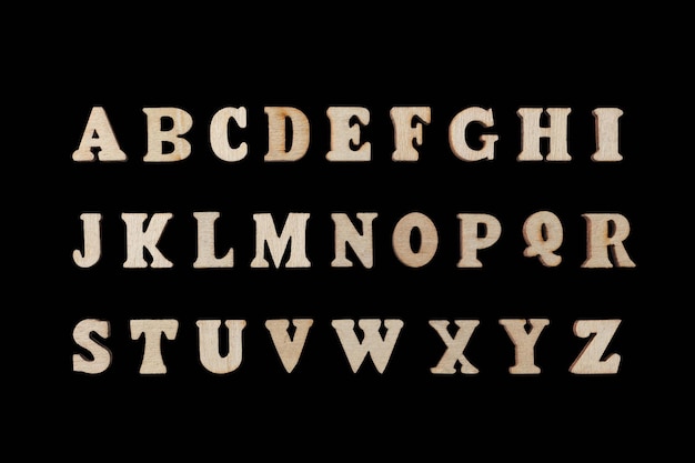 lettres en bois de l'alphabet anglais sur un fond noir