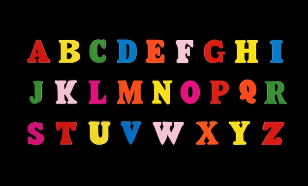 lettres en bois de l'alphabet anglais multicolores sur fond noir