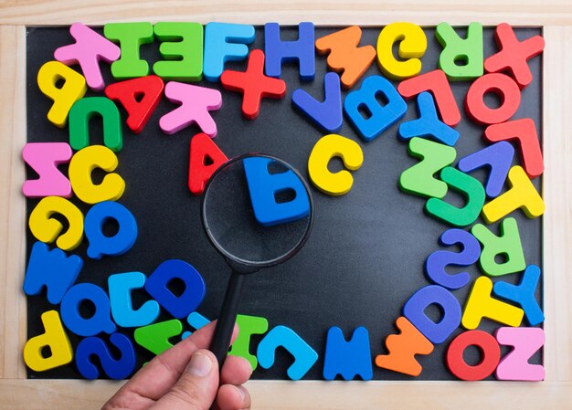 Photo lettres en bois colorées de l'alphabet anglais sur un espace de copie de fond blanc