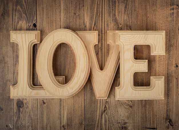 Lettres en bois formant le mot amour sur une table en bois de noyer. Concept de la Saint-Valentin