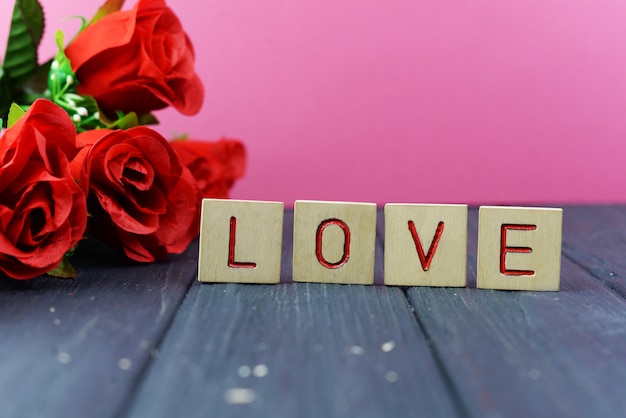 Photo lettres en bois avec l'inscription de texte amour avec rose rouge