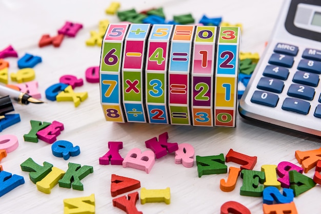 Lettres colorées de l'alphabet sur la table