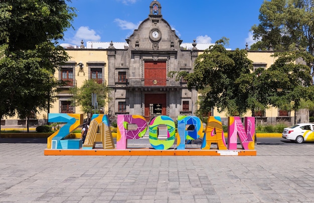 Lettres colorées de la place centrale de zapopan dans le centre historique de la ville près de la basilique de la cathédrale de zapopan