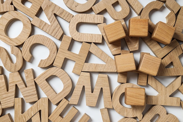 Lettres et cubes en bois sur l'espace de fond blanc pour le texte