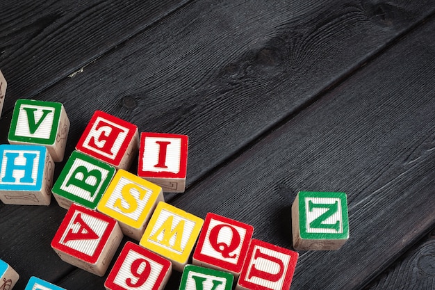 Des lettres. Cubes en bois avec des lettres sur bois