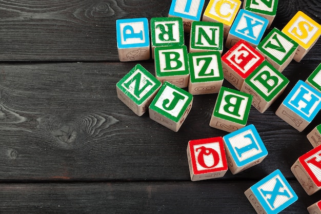 Des lettres. Cubes en bois avec des lettres sur bois