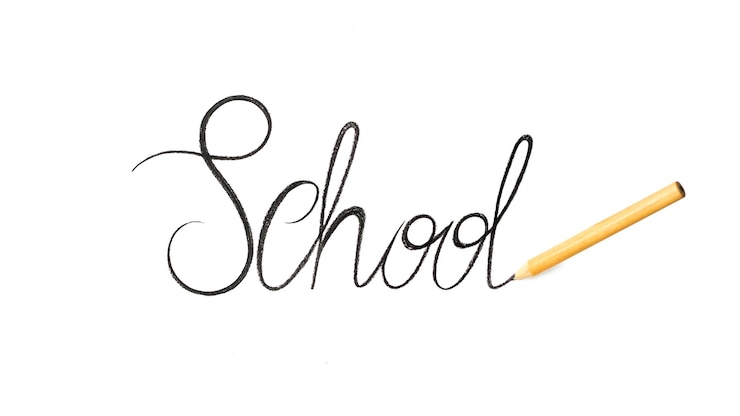 Photo lettres d'inscription school avec dessin en ligne continue au crayon isolé sur fond blanc
