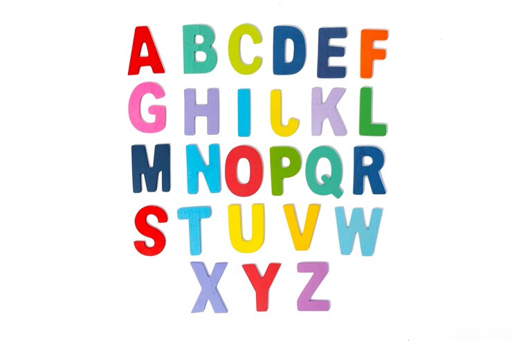 Photo lettres majuscules en bloc en bois, lettres abc comprenant plusieurs symboles de ponctuation isolés sur un fond blanc