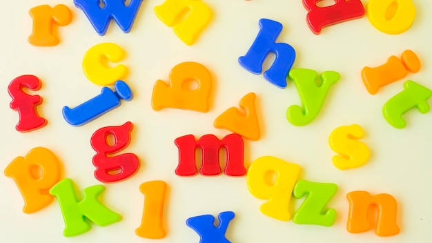 Lettres multicolores de l'alphabet anglais