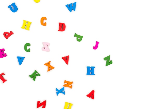 Lettres multicolores isolées sur fond blanc. Vue de dessus.