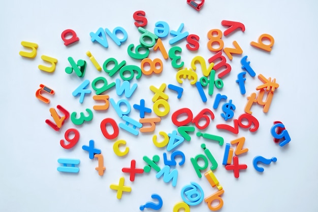 Lettres en plastique colorées sur fond blanc vue de dessus