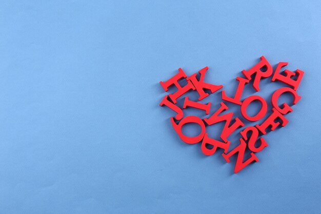 Lettres rouges en forme de coeur sur fond bleu