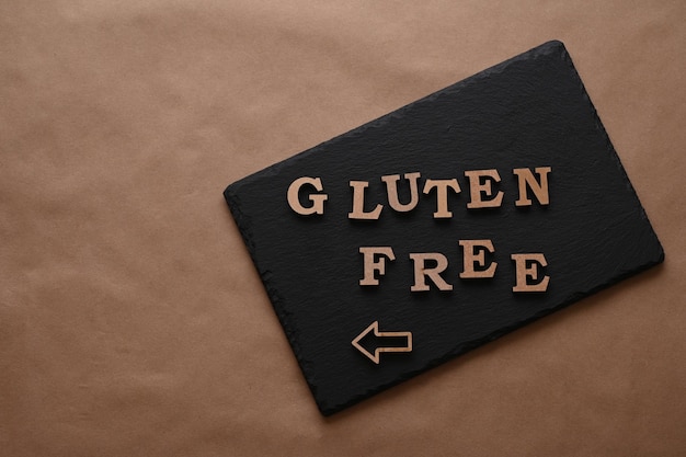 Les lettres sans gluten sur fond noir