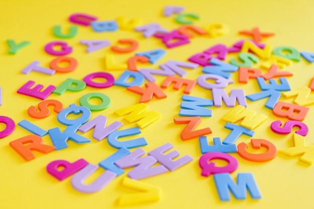 lettres sur table jaune