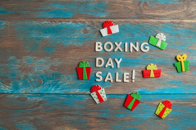 Lettres de vente Boxing Day sur plancher en bois