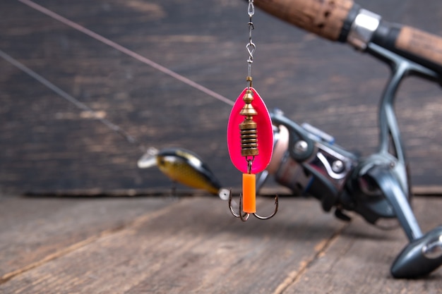 Leurre cuillère spinner de pêche sur moulinet de pêche