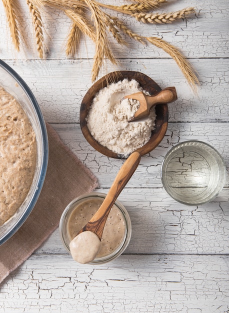 Photo le levain pour le pain est actif. levain de levain (mélange fermenté d'eau et de farine à utiliser comme levain pour la cuisson du pain). le concept d'une alimentation saine