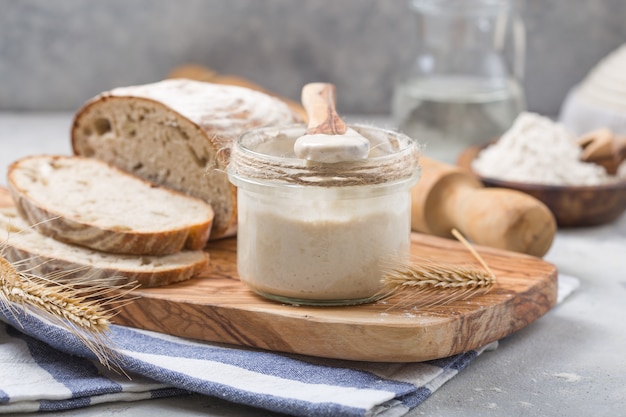 Le levain pour le pain est actif. Levain de levain (mélange fermenté d'eau et de farine à utiliser comme levain pour la cuisson du pain).