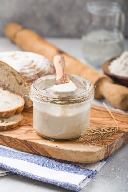 Le levain pour le pain est actif. Levain de levain (mélange fermenté d'eau et de farine à utiliser comme levain pour la cuisson du pain).