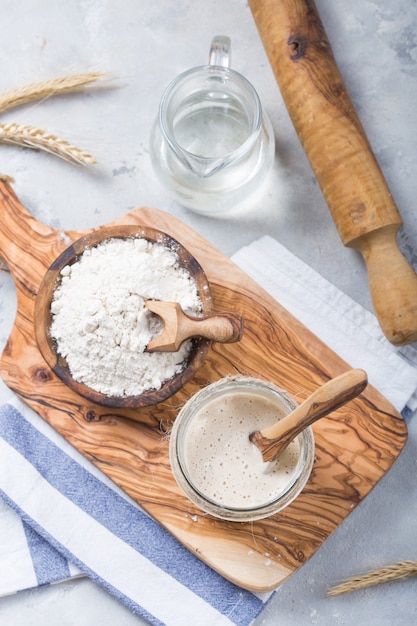 Le levain pour le pain est actif. Levain de levain (mélange fermenté d'eau et de farine à utiliser comme levain pour la cuisson du pain).