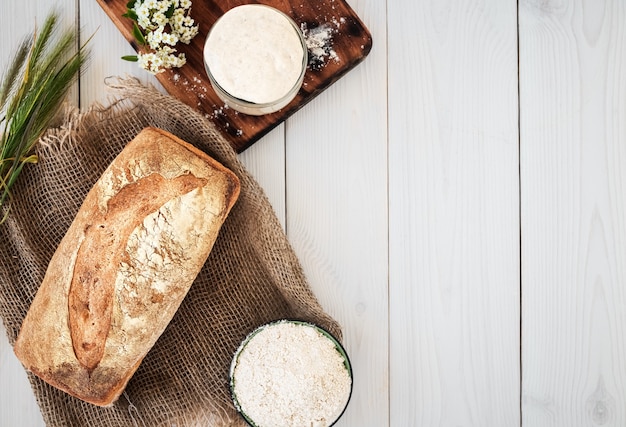 Levain Pour La Préparation Du Pain, De La Farine Et Du Pain Frais Sur Une Table En Bois Blanc