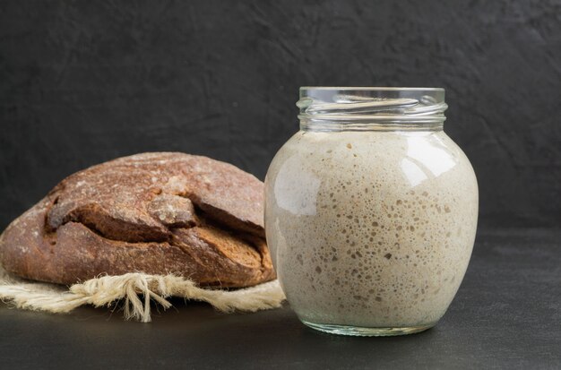 Levain de seigle actif dans un bocal en verre pour du pain fait maison