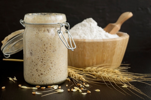 Levain de seigle actif dans un bocal en verre pour le pain fait maison.