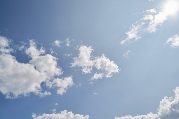 Levant les yeux vers le beau ciel bleu. Beau temps d'été et gros nuages