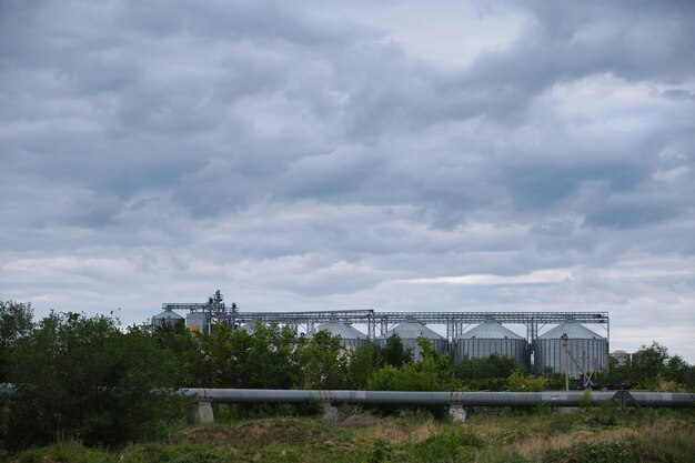 Élévateur à grains sur fond de nuages gris épaississants au-dessus