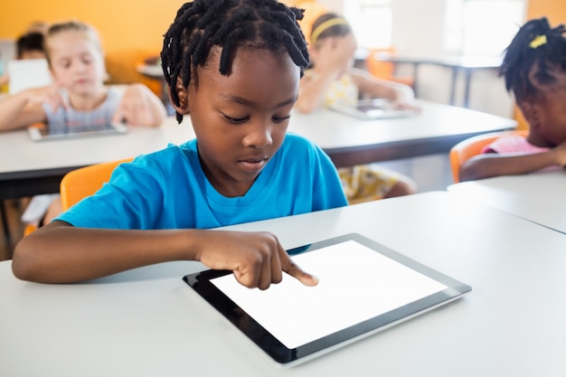 Élève à l'aide d'un tablet pc en classe