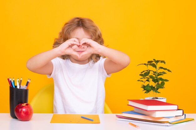 Élève avec amour entendu signe Retour à l'école Drôle petit enfant de l'école primaire avec livre Éducation Étude et apprentissage des enfants