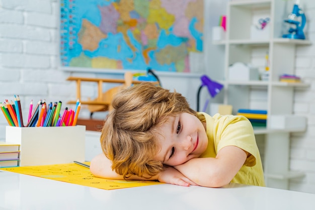 Élève apprenant des lettres et des nombres de nouveau à l'école