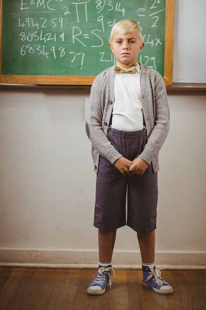 Élève déguisé en professeur devant le tableau