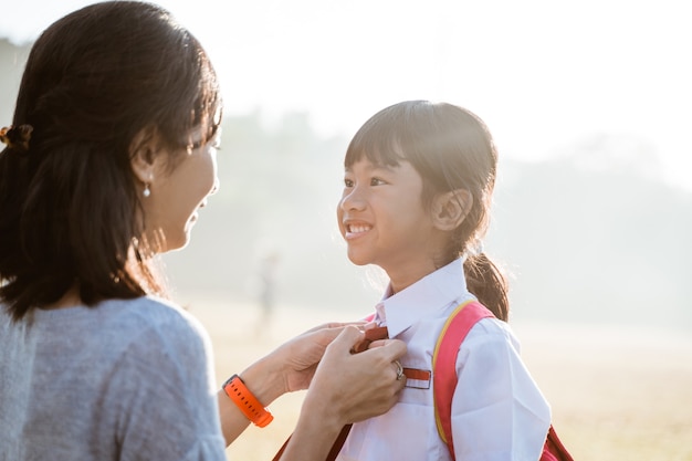 Élève du primaire emmené par sa mère à l'école le matin