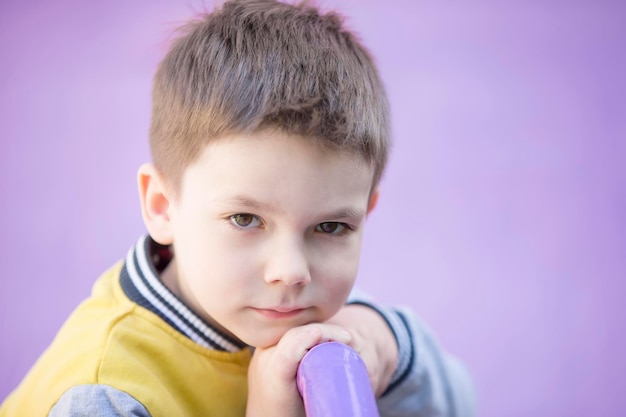 Élève du primaire Enfant d'âge préscolaire sur fond violet