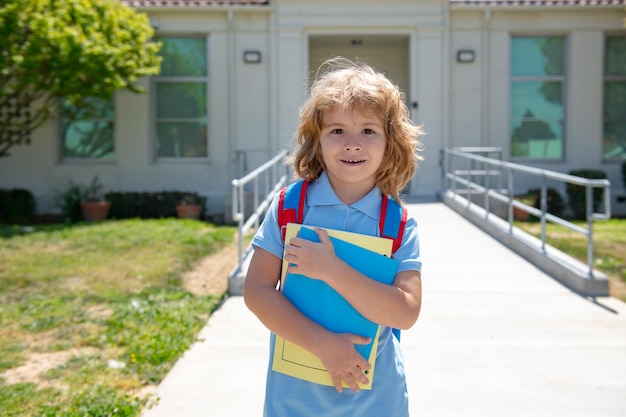 Élève de l'école primaire avec le livre à disposition